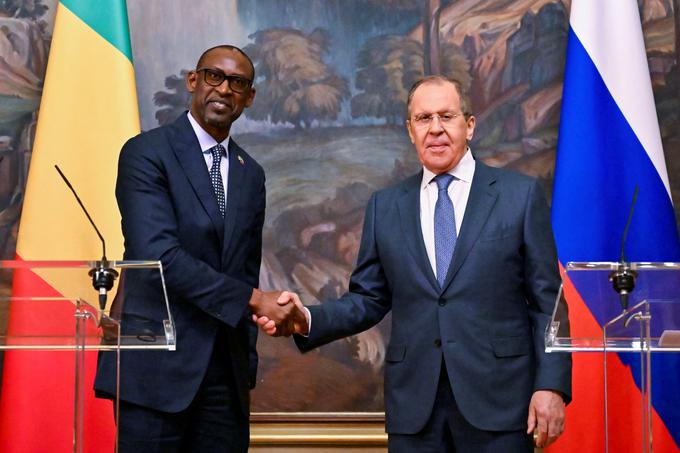 Pred dnevi sta se v Moskvi srečala ruski zunanji minister Sergej Lavrov in njegov malijski kolega Abdoulaye Diop. Vojaška hunta, ki je po državnem udaru na oblasti v Maliju, dobro sodeluje z Rusijo. Kremelj je v afriško državo med drugim poslal svoje vojaške plačance iz uradno zasebne vojaške skupine Wagner. Lavrov in Diop sta se v Moskvi pogovarjala tudi o dobavi ruske nafte, žit in gnojil v Mali. | Foto: Guliverimage/Vladimir Fedorenko