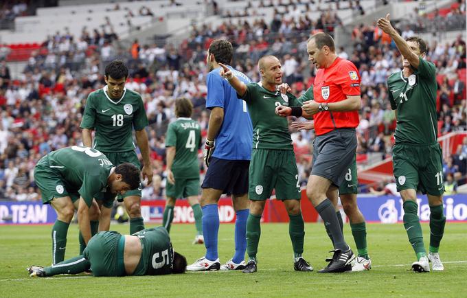 Jeza slovenskih nogometašev pred 15 leti, ko je Wayne Rooney v napadu poškodoval Boštjana Cesarja, a so Angleži na prijateljski tekmi na Wembleyju vseeno dobili kazenski udarec. | Foto: Reuters