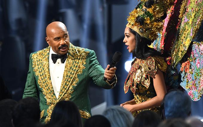 Steve Harvey s predstavnico Malezije | Foto: Getty Images