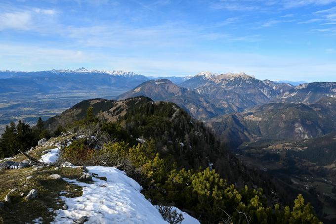 Pogled s Tolstega vrha na greben Kriške gore in najvišje vrhove Karavank in Julijskih Alp | Foto: Matej Podgoršek