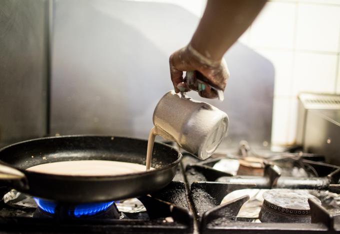 Injera, osnovna ertirejska hrana, je narejena iz moke starodavnega žita tef, ki je brez glutena. Testo za injero pripravimo tako, da moko z vodo zmešamo v gladko zmes, ki jo nato pustimo na zraku fermentirati tri dni. Na vročem ognju nato spečemo okrogle, palačinkam podobne zaplate. Eritrejska navada je, da pripravijo toliko testa, da spečeni kruh za celotno družino zadostuje za naslednje tri dni. Nato postopek ponovijo. | Foto: Vid Ponikvar