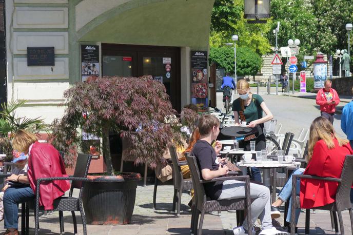 Gostinski lokal | V turizmu in gostinstvu bi okvirni mesečni strošek testiranja na 48 ur v majhnem podjetju znašal okoli 1.700 evrov, v velikem podjetju pa okoli 125 tisoč evrov. | Foto STA