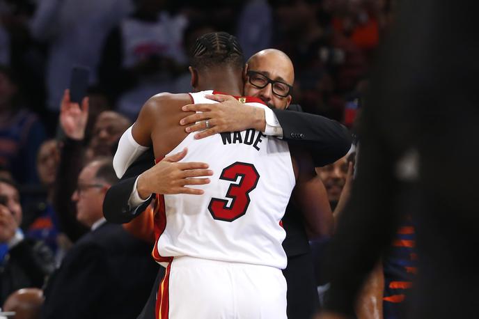 Dwyane Wade | Trener New Yorka David Fizdale, ki je pred leti pri Miamiju opravljal vlogo pomočnika trenerja, je po tekmi objel poslavljajočega se zvezdnika Dwyana Wada. | Foto Reuters