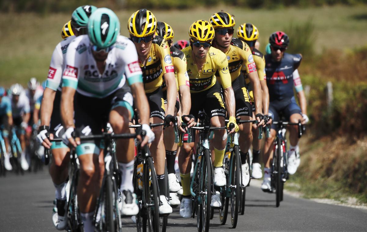 Primož Roglič - tdf20 | Takole so na rumenega Primoža Rogliča na najdaljši etapi letošnjega Toura pazili njegovi kolegi iz moštva Jumbo-Visma. | Foto Reuters