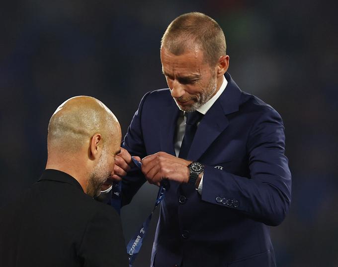 V tej sezoni bo Josep Guardiola s Cityjem poskušal ubraniti evropski naslov. Tako ga je letos v Istanbulu okronal predsednik Uefe Aleksander Čeferin. | Foto: Reuters