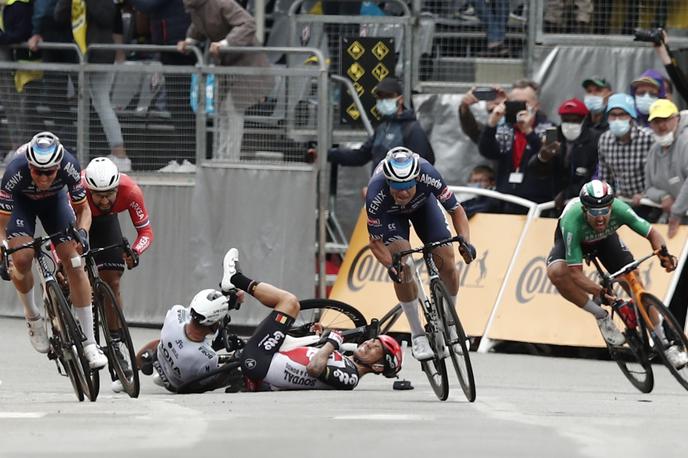 Caleb Ewan peter Sagan | Tudi Peter Sagan zapušča Dirko po Franciji. Poškodba v 3. etapi ob trčenju s Calebom Ewanom in nova poškodba v 10. etapi sta bili preveč, da bi dirko lahko nadaljeval.  | Foto Guliverimage