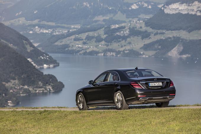 Mercedes-Benz izdeluje razred S v tovarni v Sindelfignu, kjer so v začetku julija začeli s proizvodnjo prenovljenega modela. Eden od mercedesov se je s proizvodne linije zapeljal samodejno, torej brez delavca za volanom. To je bil znak za nadaljnji razvoj asistenčnih sistemov v razredu S, ki gredo v smer polsamodejne vožnje.  | Foto: Mercedes-Benz