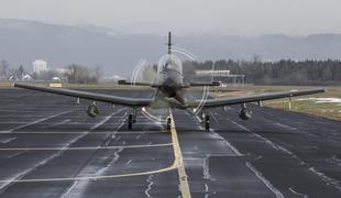 Slovenski pilatus v družbi lovskih letal saab JAS 39 gripen (foto in video)