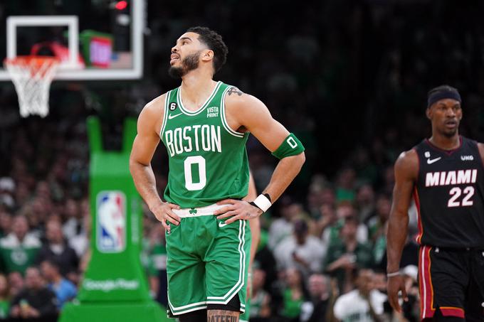 Jayson Tatum si je že na začetku tekme zvil gleženj. | Foto: Reuters