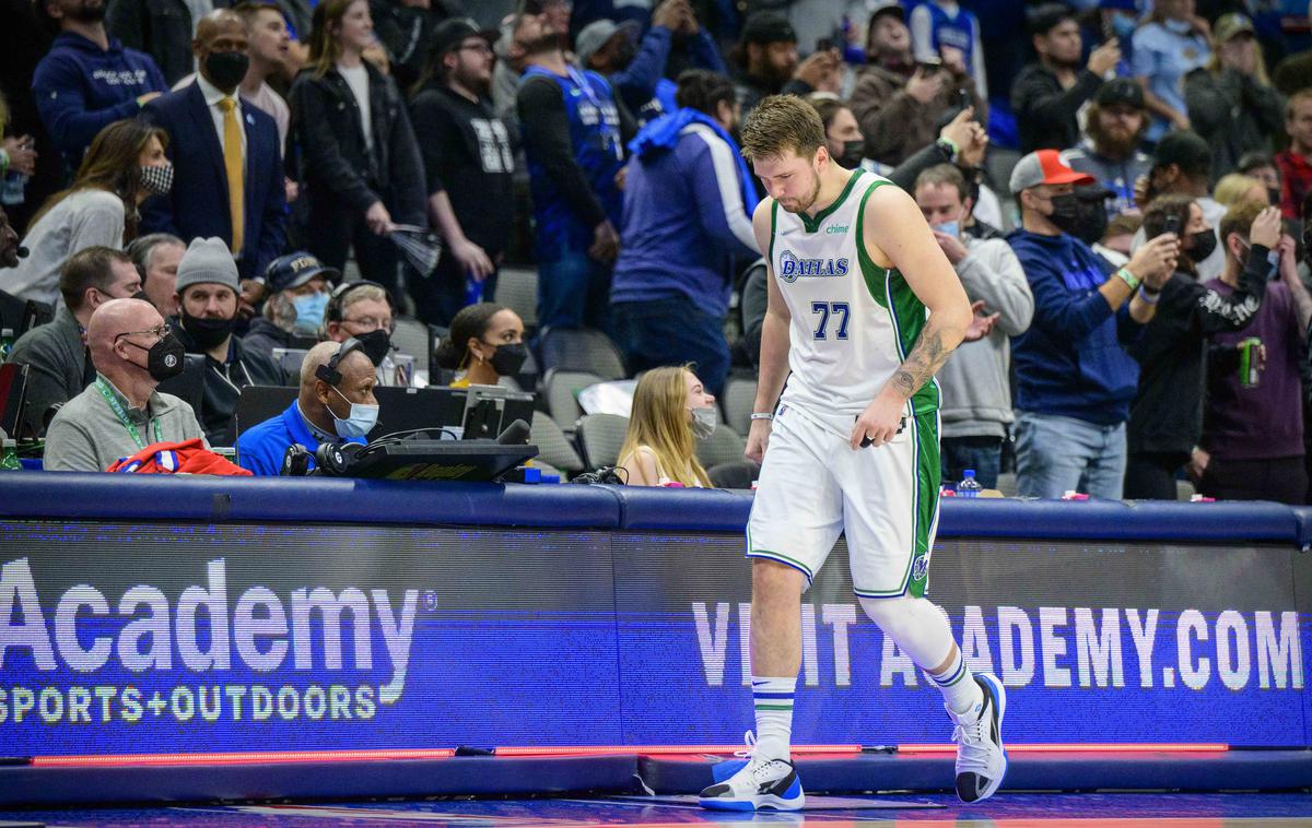 Luka Dončić | Luka Dončić je ob porazu dosegel 40 točk, vidno pa bil nezadovoljen ob koncu rednega dela. | Foto Reuters