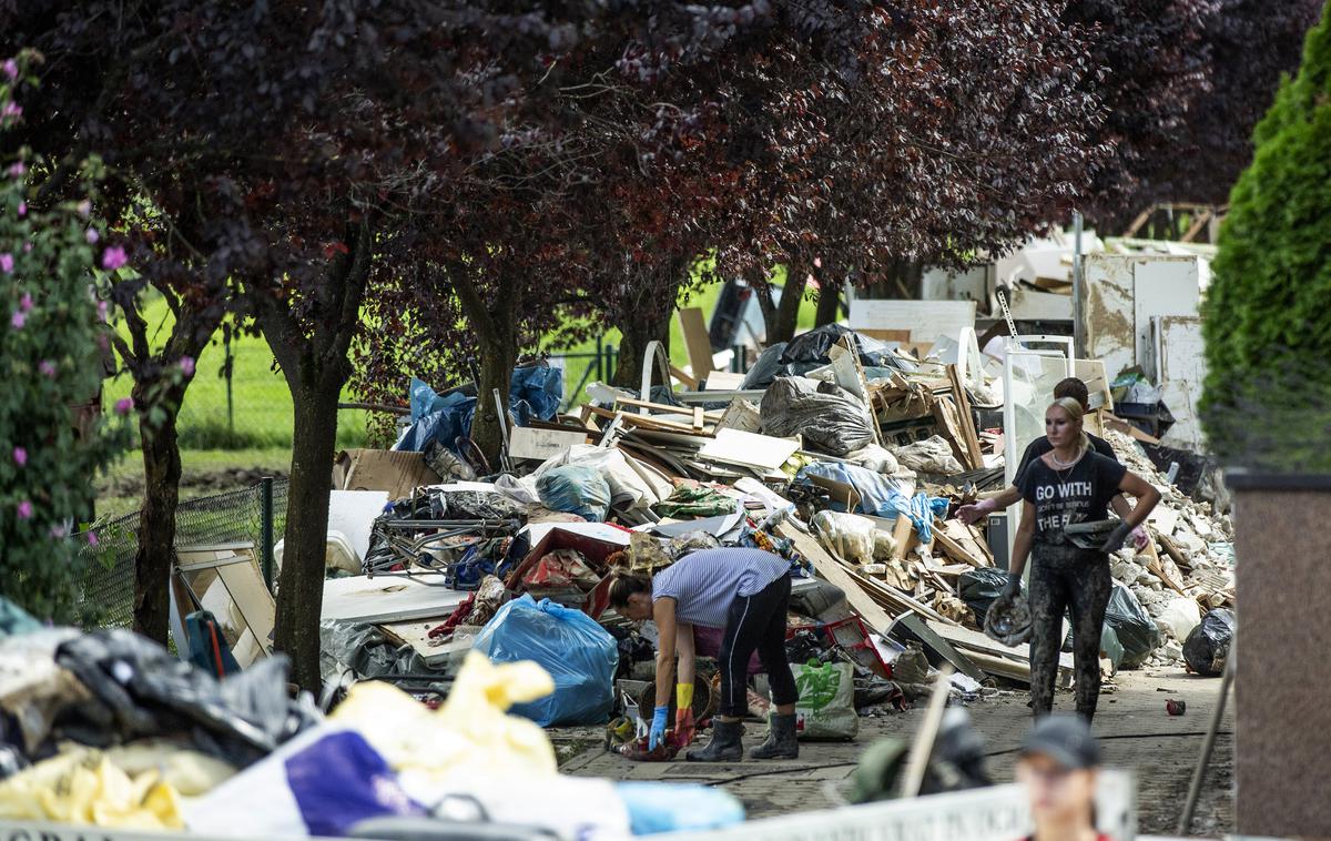 Poplave | Pri uporabi delovne opreme, kot so žage in druga ročna orodja, velja poziv k izjemni previdnosti. Upoštevati je treba navodila za varno uporabo in delo ter uporabljati predpisano osebno varovalno opremo. Delovno opremo je treba pred uporabo pregledati, v nevarnem območju mehanizacije pa naj se ne bi zadrževali. | Foto Ana Kovač