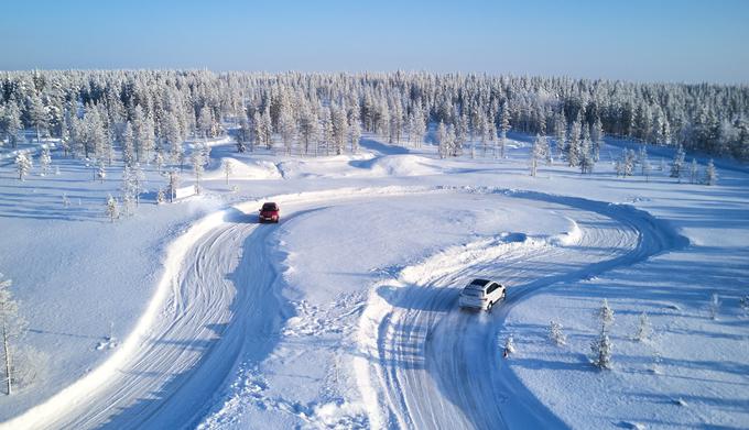 Na robu polarnega kroga, kjer so se temperature čez dan zadrževale na -10 stopinjah, zjutraj pa se spustile tudi pod 20 stopinj pod lediščem, je Škoda pripravila vrsto delavnic. Na različnih poligonih smo spoznavali meje tehnike. | Foto: Škoda