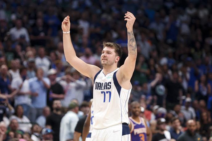 Luka Dončić | Luka Dončić je pomagal Dallas Mavericks, da so na domačih tleh premagali Phoenix Suns in znižali izid v zmagah na 1:2. | Foto Reuters