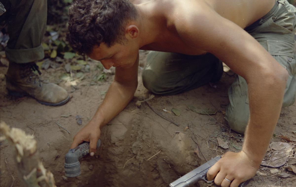 "Tunelska podgana" v Vietnamu | S podobnimi izzivi kot izraelska vojska v Gazi se je morala v vietnamski vojni spopadati tudi ameriška vojska, saj so vietnamski komunistični gverilci (vietkongovci) zgradili omrežje predorov. Na fotografiji je ameriški vojak, t. i. tunelska podgana, pripravljen na spust v ozek predor, ki so ga zgradili vietkongovci. | Foto Wikimedia Commons