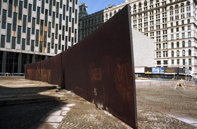 Raziskovanje kiparstva v okolju je vidno v enem od njegovih najbolj kontroverznih del z naslovom Tilted Arc, ki so ga postavili v New Yorku leta 1981. | Foto: Guliverimage