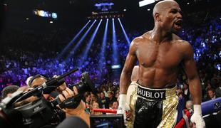 Mayweather ni plačal pristojbine, zato je izgubil svetovni naslov