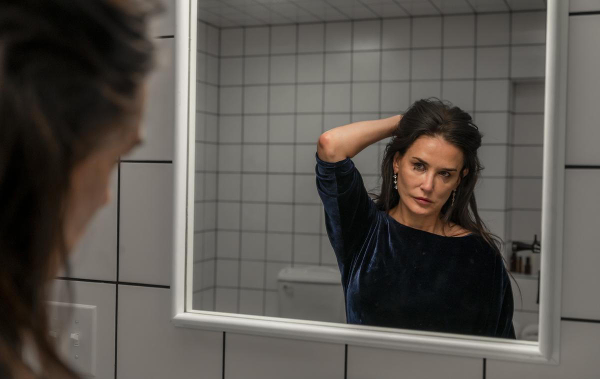 Film Substanca | Demi Moore je v prvo ligo filmskih zvezdnic stopila s filmom Duh ob boku Patricka Swayzeja. Nato je navdušila še v uspešnicah, kot so Zadnji dobri možje, Nespodobno povabilo in Striptiz, a s to vlogo se ji nasmiha oskar. | Foto Fivia