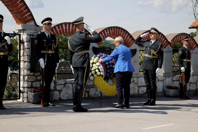 Spominske slovesnosti, kot je bila današnja, nas opominjajo na skupna prizadevanja in boj za svobodo, nesmiselnost pobijanja in trpljenje nedolžnih žrtev, je dejala Pirc Musarjeva.  | Foto: STA