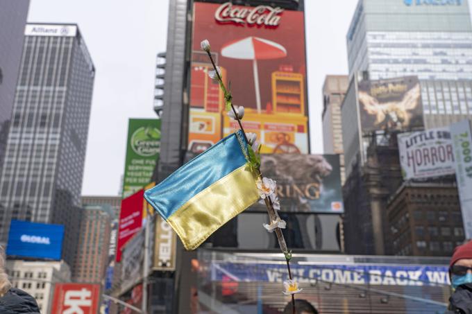 Cene Coca-Cole v Rusiji so po informaciji, da ameriško podjetje začasno prekinja poslovanje na ruskem trgu, podivjale. Pijača se je v trgovinah podražila tudi do 200 odstotkov.  | Foto: AP / Guliverimage