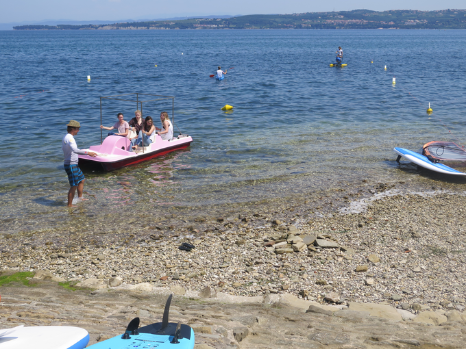 Voda na plaži v Žusterni (še) ni primerna za kopanje. | Foto: STA ,