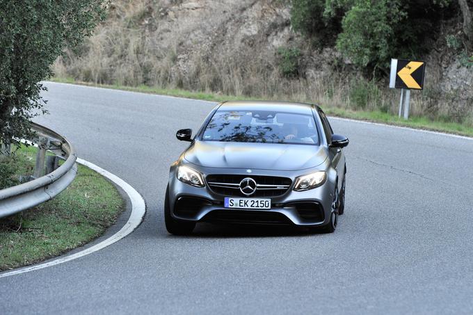 Novinec je natančnejši, hitrejši ter vsestransko boljši na dirkališču in na cesti. Tekmec, ki ga pripravljajo pri BMW-ju (verjetno z M5 ne bodo zavlačevali), bo soočen z vozniško dovršenim strojem in dvoboj bo epski. Kaj šele bo, ko se igri pridruži še Audi … Lexus z najhitrejšim GS-om v vozniškem smislu zaostaja. | Foto: Ciril Komotar