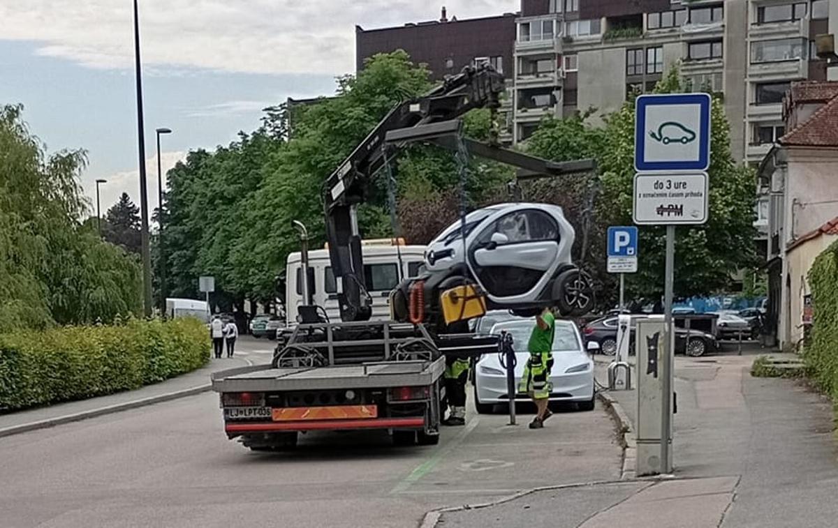 pajek električni avtomobil | Električni avtomobil, ki na polnilnico ni priključen, neupravičeno zaseda parkirno mesto.  | Foto Uroš Prah