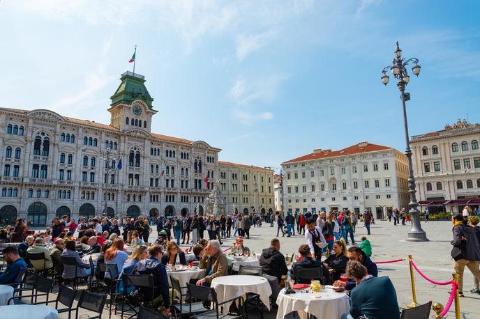 Trst | V središču Trsta se z odlokom župana do 14. septembra tako rekoč končuje kakršna koli oblika nočnega življenja.  | Foto Shutterstock