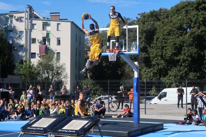 Dogodek so z vedno atraktivnim vložkom popestrili tudi Dunking Devils. | Foto: Lili Pušnik / STA