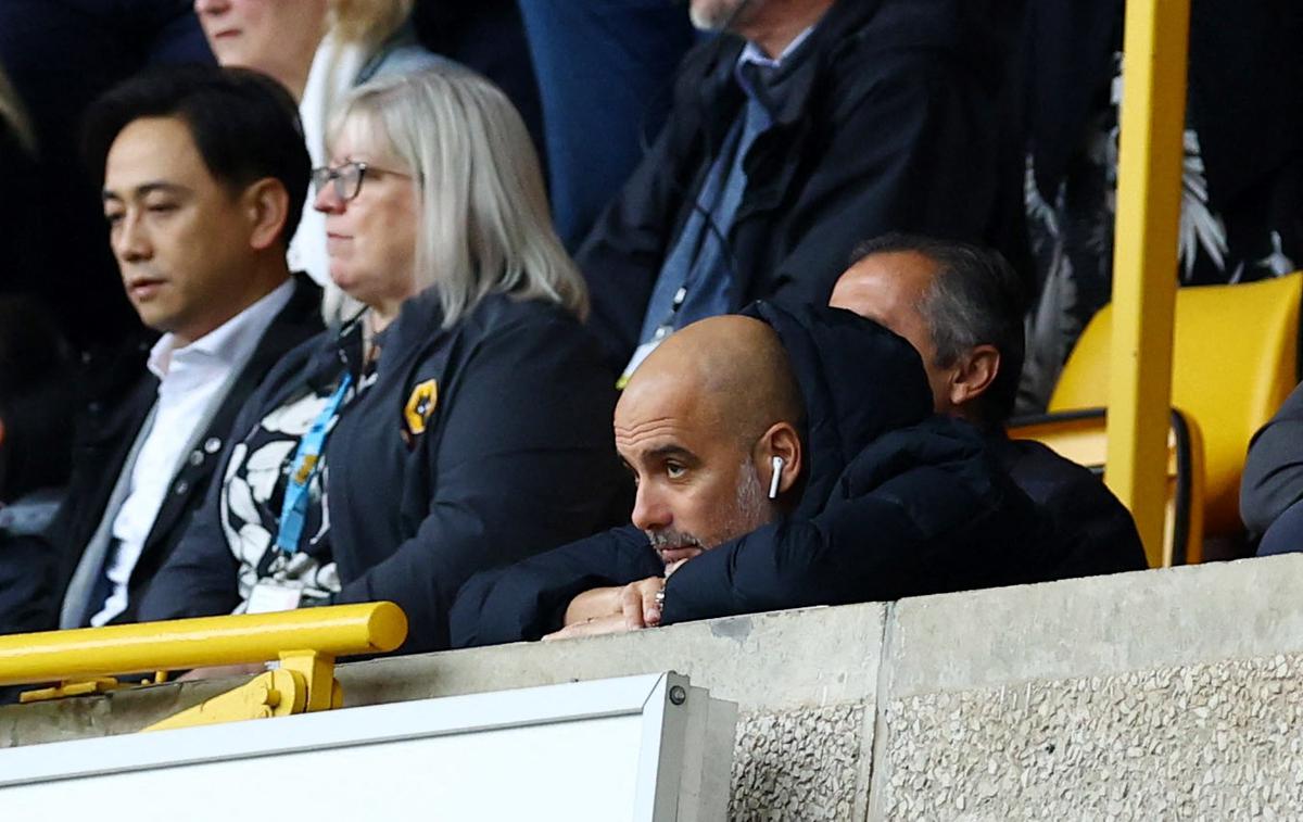 Josep Guardiola | Pep Guardiola je v le nekaj dneh doživel dva poraza. Dvoboj na stadionu Molineux je zaradi kazni spremljal s tribun. | Foto Reuters