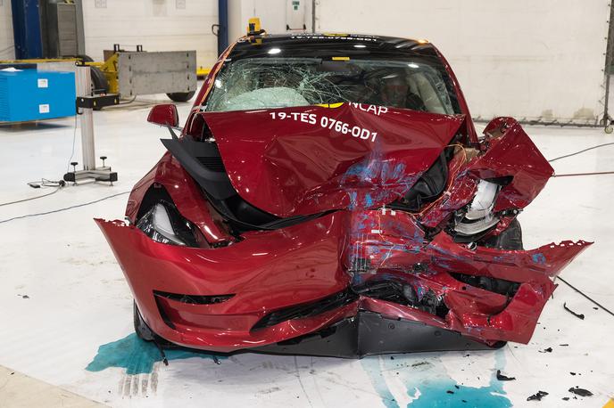 Euro NCAP | Razbita tesla model 3, ki je dobila najvišjo oceno med velikimi družinskimi avtomobili in v električnem oziroma hibridnem razredu. Od tekmecev jo je ločilo predvsem več serijskih varnostno-asistenčnih sistemov in zanesljivost delovanja. | Foto EuroNCAP