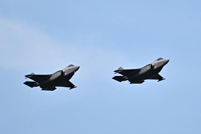 Poljska v svojem letalstvu že ima ameriške F-16, nakupila pa je tudi 32 sodobnih F-35A. Prvi F-35A, ki ga je dobila Poljska, je bil v ZDA javno predstavljen avgusta lani. 15. avgusta lani sta v okviru dneva poljske vojske sodelovala tudi dva F-35A (na fotografiji). | Foto: Guliverimage