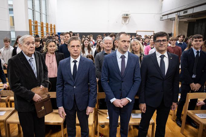 Izredni član SAZU Peter Vodopivec, predsednik vlade Robert Golob, ravnatelj kranjske gimnazije Aljoša Brlogar in kranjski župan Matjaž Rakovec | Foto: STA