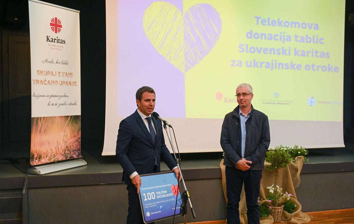 Tomaž Jontes in Simon Dvornik | Podpredsednik uprave Telekoma Slovenije Tomaž Jontes (levo) je donacijo predal Simonu Dvorniku, generalnemu tajniku Škofijske karitas Novo mesto. | Foto STA