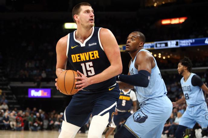 Nikola Jokić Denver Nuggets | Denver Nuggets so v Kaliforniji gostovali brez dveh najboljših igralcev. Nikola Jokić zaradi bolečin v hrbtu ni mogel pomagati soigralcem, že dalj časa je odsoten tudi Jamal Murray. | Foto Reuters