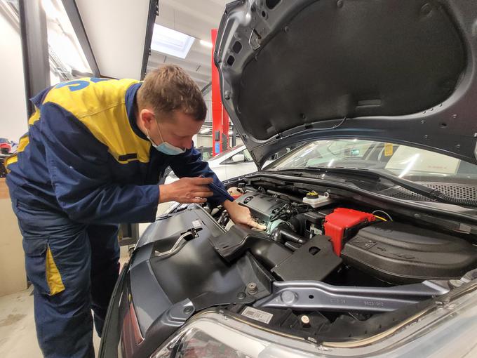 Pri AMZS so predstavili znački Obetavno (preverjeno več kot štiri leta staro vozilo brez anomalij) in AMZS Preverjeno - tak avtomobil so v več kot sto točkah pregledali njihovi strokovnjaki. | Foto: AMZS