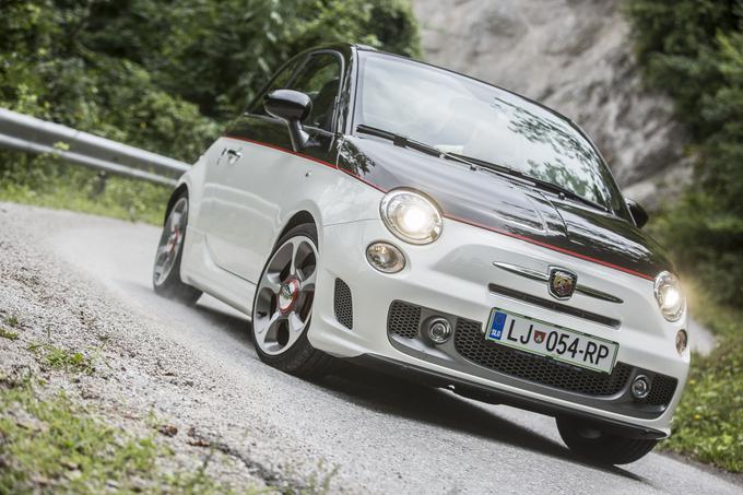 Abarth prekaša minija po glasu, saj rjove, kot da motor diha s petimi litri. Skozi ovinke trmasto čepi tudi pri bočnem pospešku 0,9 g. | Foto: Matej Leskovšek