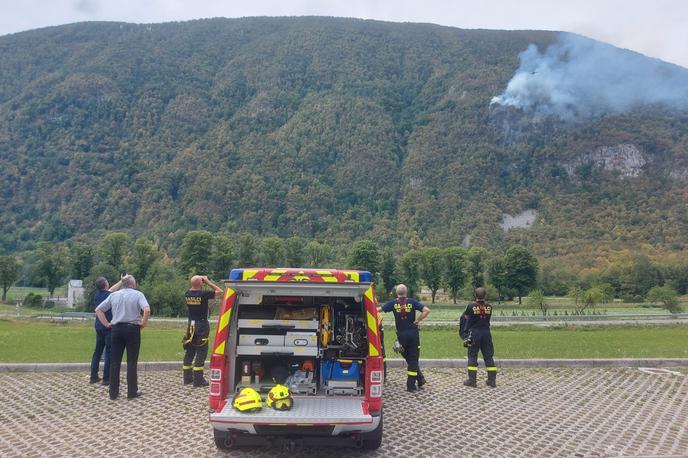 Kobarid | Vončina je povedal še, da je gorelo na približno od hektar in pol do dveh hektarov velikem območju, kjer rastejo le trava, nekaj podrasti in posamezna drevesa. | Foto STA