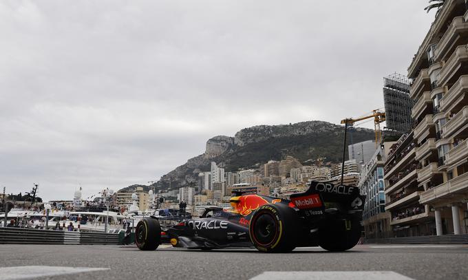 Verstappen in Perez nista s celotnima levima pnevmatika zapeljala čez črto, ki označuje konec izvoza iz boksov, zato nista bila kaznovana. | Foto: Reuters