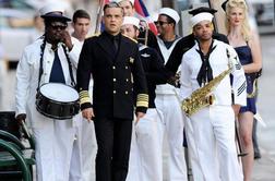 Robbie Williams kot kapitan ladje (video)