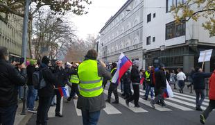 Protestniki v Ljubljani ohromili promet in blokirali vhod v državni zbor #foto