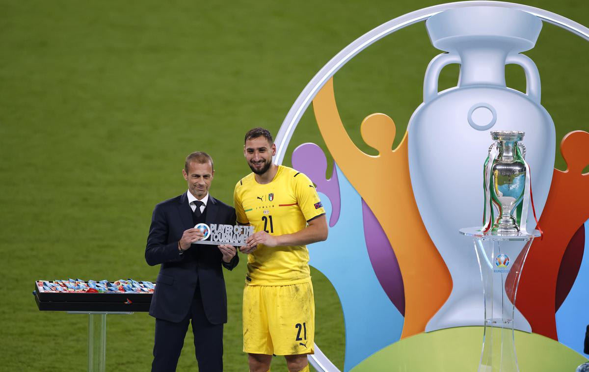 Gianluigi Donnarumma | Aleksander Čeferin je po nedeljskem dvoboju v Londonu okronal še najboljšega igralca prvenstva, Gianluigija Donnarummo. | Foto Reuters