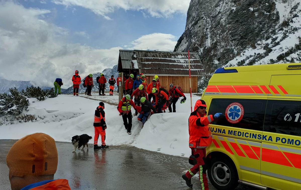 Reševanje v Mali Mojstrovki | Delo reševalcev in dveh helikopterjev so ovirali megla, veter in padavine. | Foto Gorska reševalna zveza Slovenije