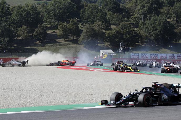 VN Toskane - f1 | Na dirki za VN Toskane v Mugellu je prvič počilo že v prvem krogu. | Foto Reuters