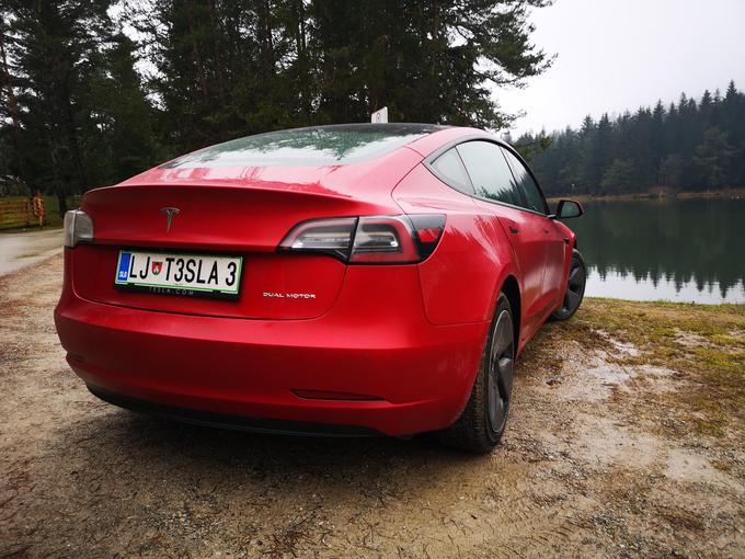 Ta električni avtomobil združuje odlične zmogljivosti, pogon s krepkimi 400 "konji", štirikolesni pogon in obenem zelo nizko porabo. In prav kombinacija teh adutov, tudi ob upoštevanju morebitne manjše kompaktnosti in masivnosti, na cesti deluje odlično. | Foto: Gregor Pavšič