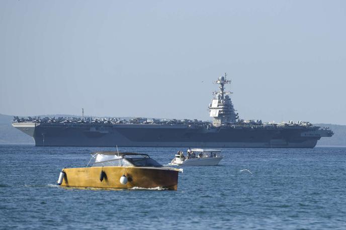 USS Gerald R. Ford | Letalonosilka USS Gerald R. Ford lahko prevaža do 90 letal in helikopterjev, njena celotna posadka pa šteje 4.500 ljudi. | Foto STA