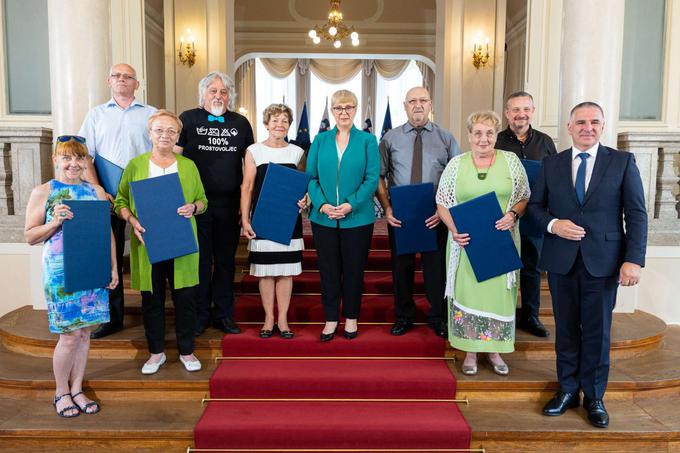 Od leve proti desni: Vlasta Hojan, Jožef Bobovnik, Marica Štirn, Jurček Nowakk, Mira Stušek, Nataša Pirc Musar, Anton Mlinarič, Milena Dimec in Gvido Jančar. | Foto: Matic Prevc/STA