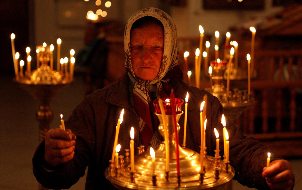 velika noč, pravoslavci, sveče | Pravoslavni verniki so božič pričakali s polnočno liturgijo, danes dopoldne pa bo po cerkvah potekala osrednja božična liturgija. V Ljubljani bo v cerkvi sv. Cirila in Metoda ob 9. uri. | Foto Reuters