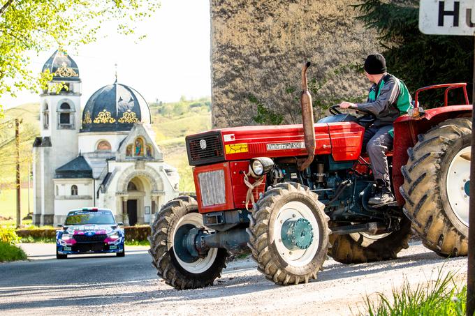 Zanimivi prizori kontrastov ob trasi relija, ki je sicer dolga več kot 1.200 kilometrov. Od tega je 20 hitrostnih preizkušenj dolgih 300 kilometrov. | Foto: Red Bull