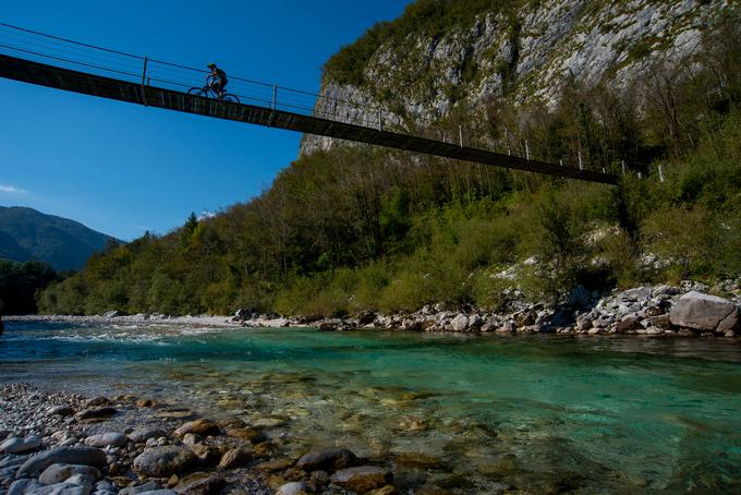 Na sporedu aktivnosti je tudi kolesarjenje vzdolž Soče, ki jo bodo spoznavali tudi z rafti. | Foto: Andy Lloyd (Slovenia.info)