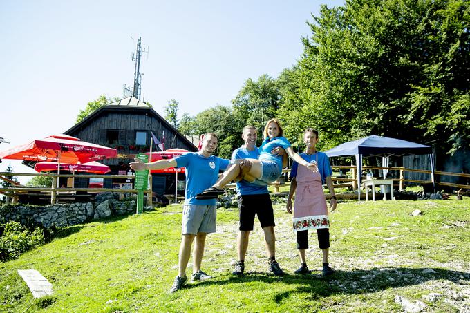 "Najlepše je, ko gredo ljudje zadovoljni domov in ko so tako hvaležni, da bi nas najraje kar objeli. To je vredno največ," pravi Nataša. | Foto: Ana Kovač